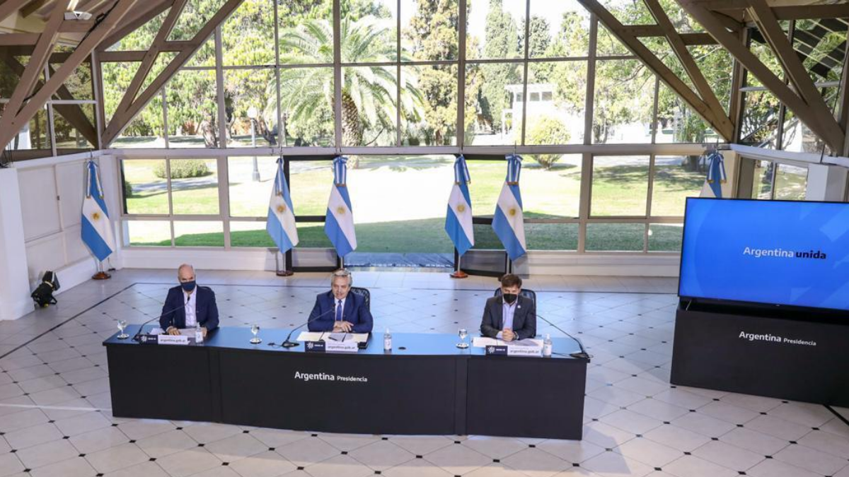 Fernández junto con el gobernador de Buenos Aires, Axel Kicillof y el jefe de gobierno porteño Horacio Rodríguez Larreta