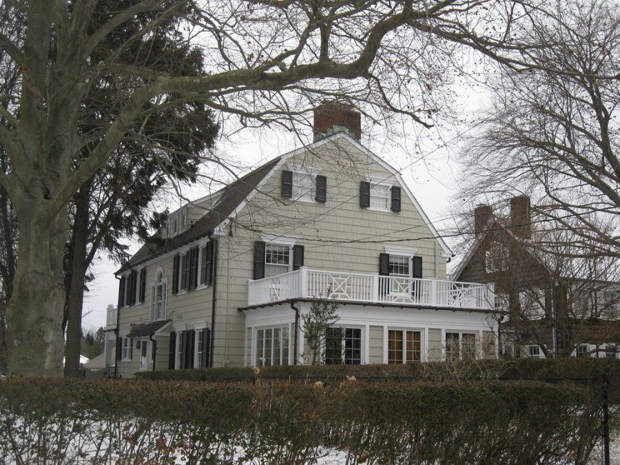 La historia de la mansión de Amityville se remonta a la aparición de los indios nativos shinnecocks, quienes aprisionaban a los moribundos y enfermos en el terreno de la casa actual, dejándolos morir en el lugar. A finales del Siglo XVII, John Catchum, construyó la casa comenzando desde el sótano. Catchum había sido expulsado de su ciudad natal Salem, Massachusetts acusado de brujería. Sin embargo no abandonó sus actos, continuando los rituales en su nueva casa y realizando sacrificios. Tras su muerte, fue enterrado en el sótano de la casa y ésta después fue quemada.