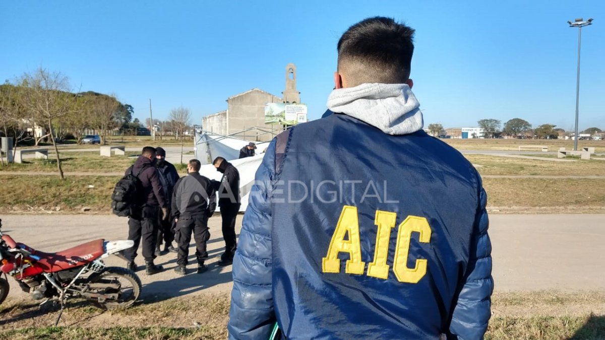 El hombre asesinado tiene entre 25 y 30 años. Lo encontraron tirado en una calle de barrio Nuevo Horizonte en el norte de Santa Fe.