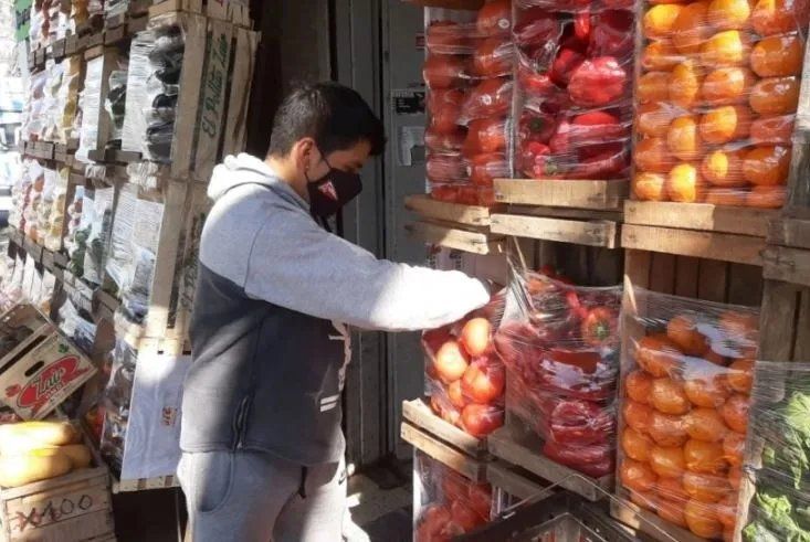 El hecho ocurrió en una verdulería de La Plata.