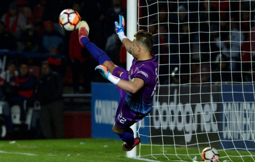 Leonardo Burián detiene el único penal de la serie. Colón avanzaba a los octavos de final de la Copa Sudamericana.