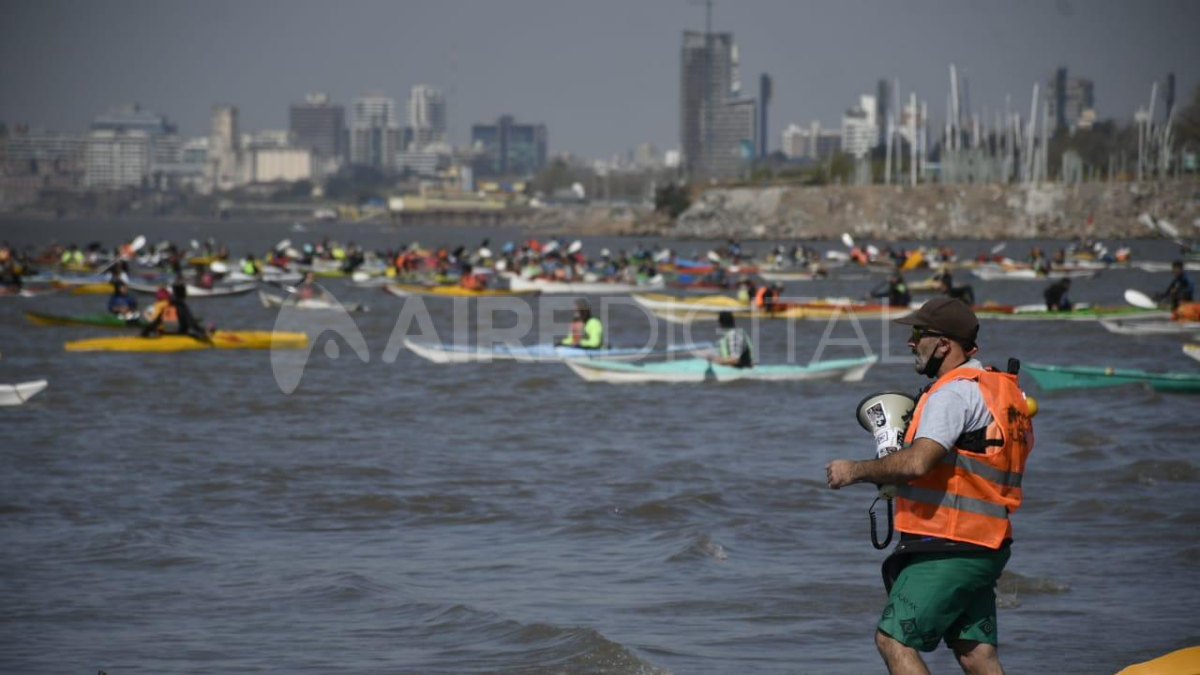 La costa rosarina visible, aunque el humo muchas veces la cubrió por completo