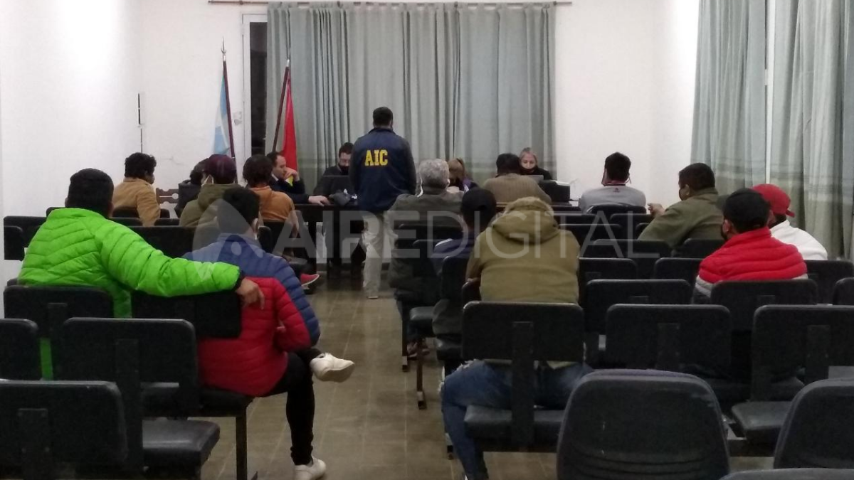Un total de 24 personas que participaban en ambas reuniones debió ser traslado junto con los cinco acusados de organizar las apuestas. Estos últimos quedaron detenidos.