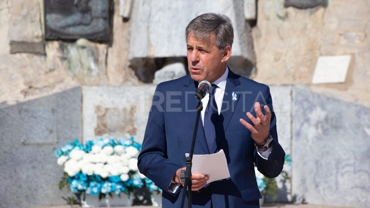 Emilio Jatón durante su discurso en la plaza San Martín, en homenaje al Libertador.