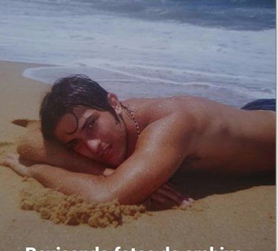 SOBRE LA ARENA, POSANDO COMO SI FUERA HORACIO CABAK EN UNA PUBLICIDAD.