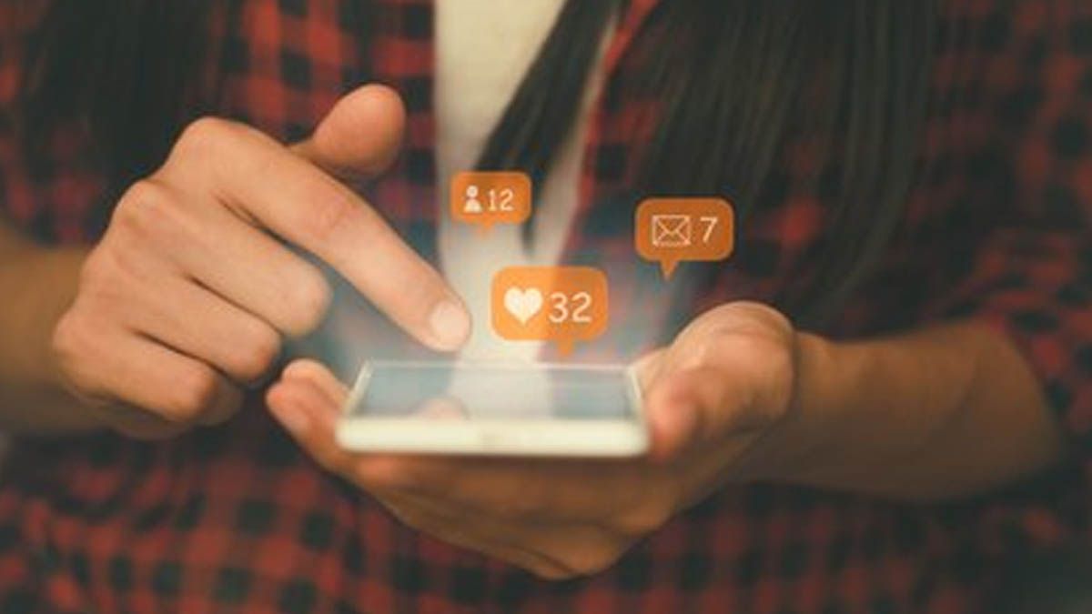 Horóscopos: los signos que más stalkean a sus ex