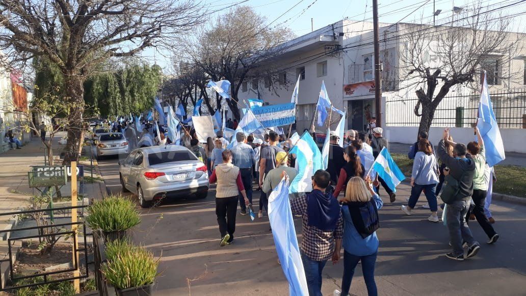 Personas a pie, tractores y automóviles partieron desde Avellaneda a las 16:00 hacia Reconquista, donde se manifestaron en la plaza principal para luego retornar por la Ruta Nacional 11. 