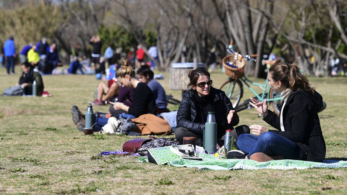 El Gobierno pidió distanciamiento de dos metros y uso de tapabocas en las reuniones sociales al aire libre.