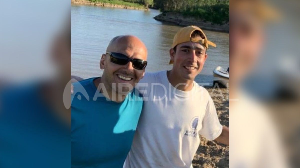 Agustín Trovetti Colombini (de gorra) junto a un compañero que también es guardavidas  