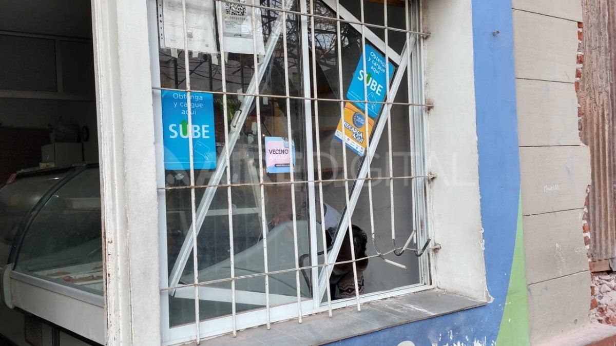 Rompieron la reja y el vidrio de la ventana