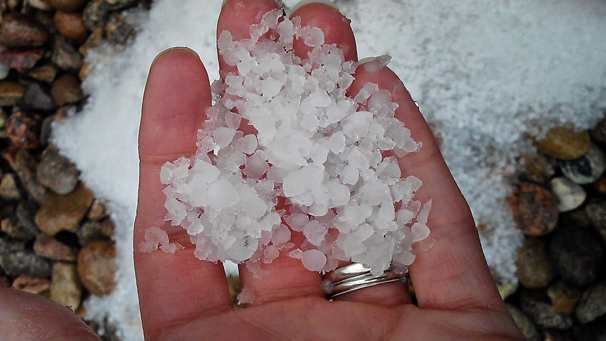 El graupel es un extraño fenómeno climático que se da cuando las gotas de lluvia se congelan y forman un hielo pequeño y blando.