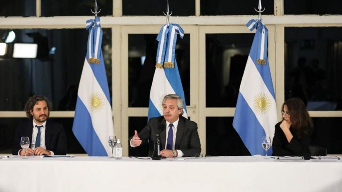 El jefe de Gabinete Santiago Cafiero, el presidente Alberto Fernández y la ministra de Desarrollo Territorial y Hábitat, María Eugenia Bielsa, durante la presentación del Plan Argentina Construye.