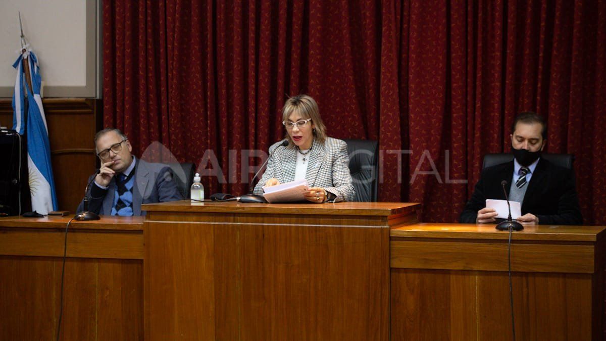 La jueza Susana Luna lee la sentencia dictada de manera unánime con los jueces Sergio Carraro y Gustavo Urdiales