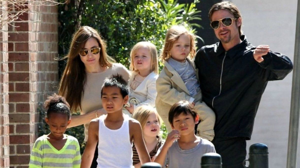 Brad Pitt y Angelina Jolie junto a sus hijos