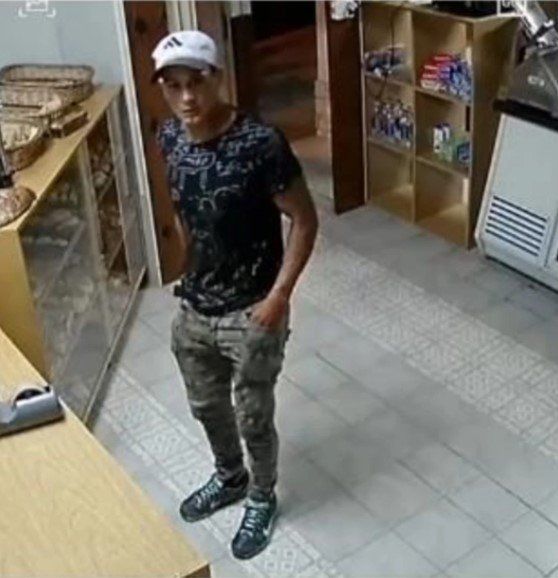 Jorge Romero en el momento en que ingresa a una panadería y compra agua mineral para lavarse las manos, luego de haber asesinado a Gabriela Degiorgio.