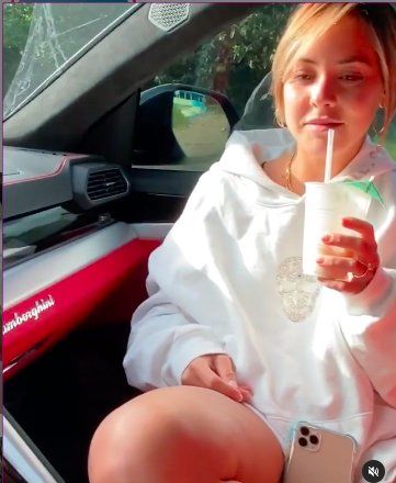 Bad Bunny y su novia Gabriella Berlingeri 