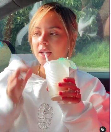 Bad Bunny y su novia Gabriella Berlingeri 