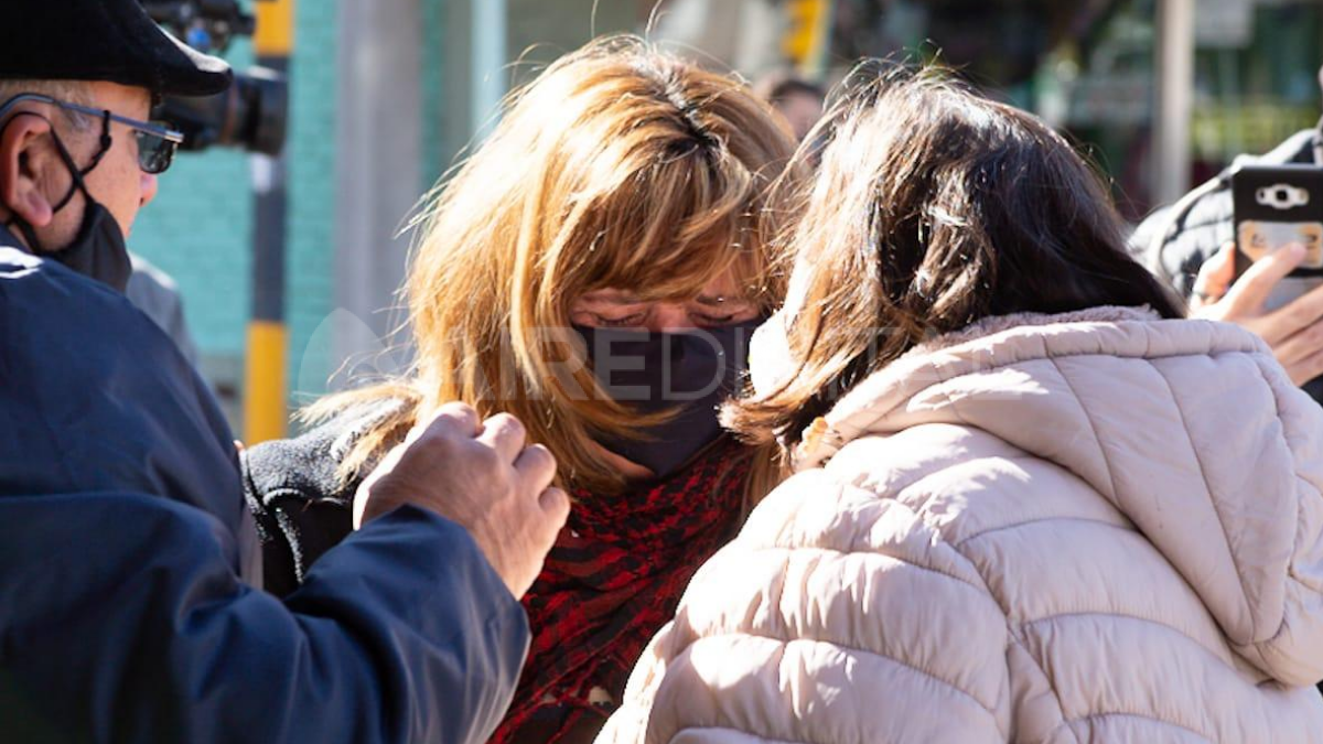 La madre del policía rompía en llanto al arrancar la marcha