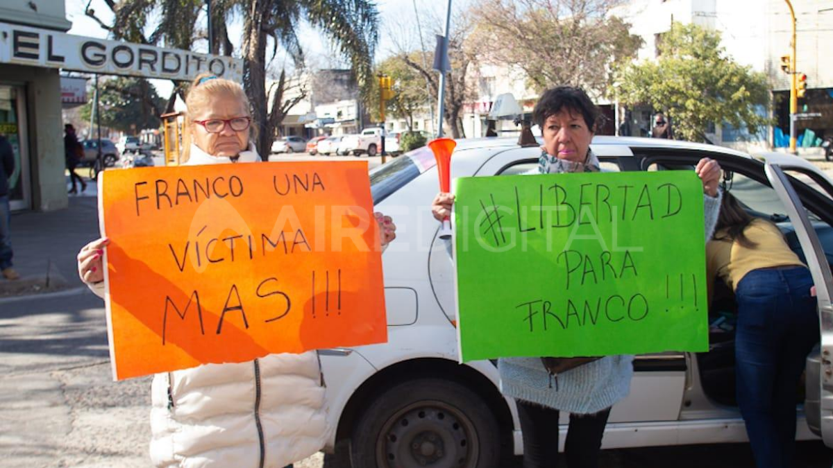 El reclamo de vecinos, familiares y allegados al policía remisero es por su liberación