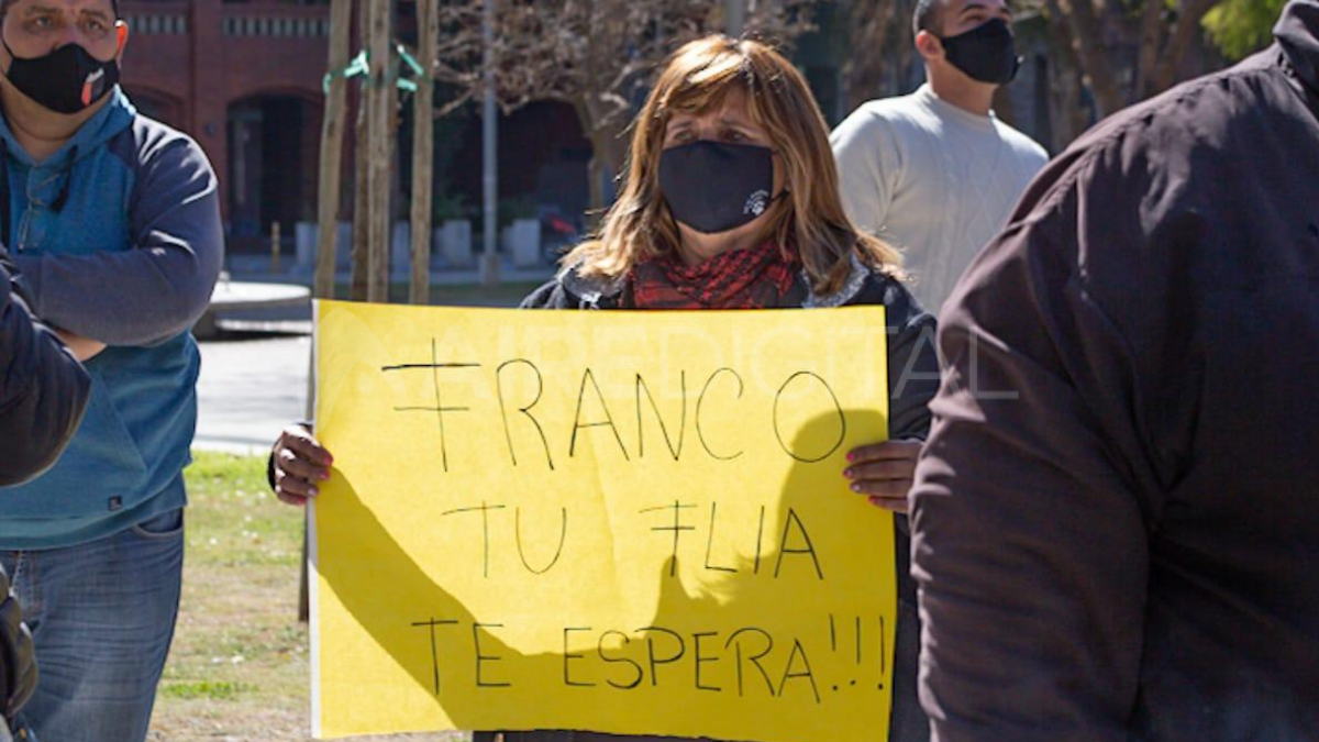 La madre del policía, enviando un mensaje a su hijo detenido