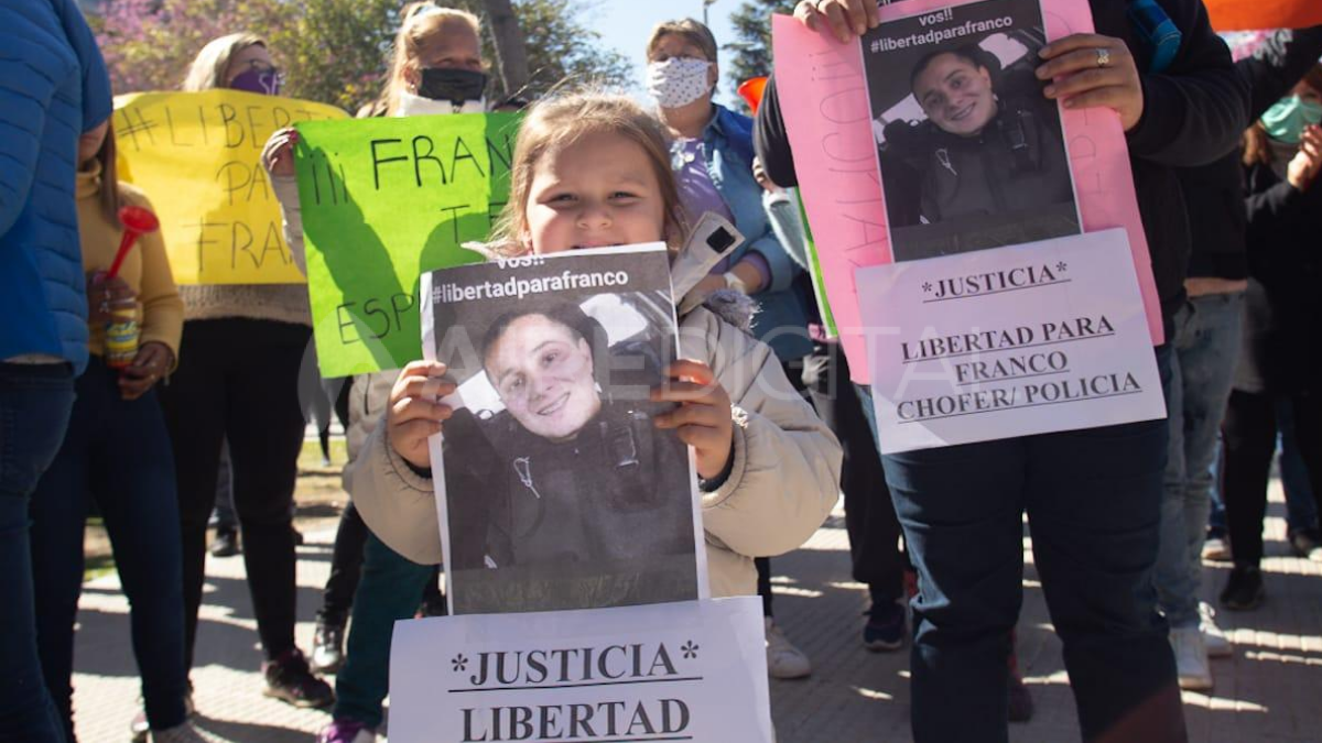 Una masiva marcha acompañó a la familia