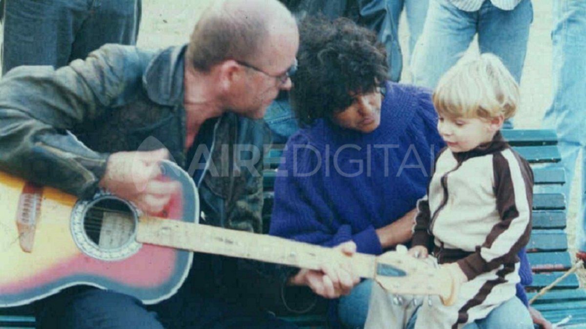 La secuencia siguiente a la foto en la que Luca Prodan está con un sombrero cantándole a un niño en un banco de plaza Francia