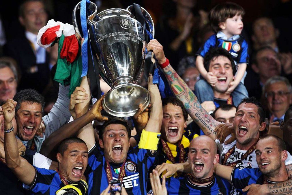 Javier Zanetti, capitán del Inter campeón de la Champions League 2010, levante el trofeo luego de vencer al Bayern Munich.