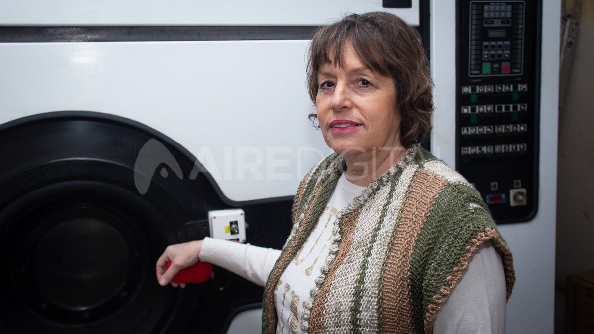 En un principio, la tintorería El Indio Americano tenía unos 25 empleados. Hoy, trabajan sólo cuatro personas pero con más maquinas.