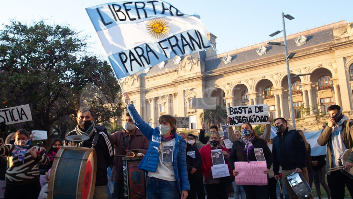 El sábado, una multitud se concentró fuera de tribunales y pidió la libertad para Rolón.