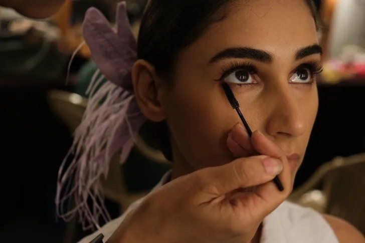 Mujer retoca sus pestañas después de aplicar remedios caseros.