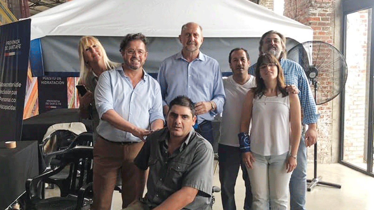 Marcelo Gieco ( de camisa celeste y a la derecha del gobernador Omar Perotti) presentó su renuncia a la Dirección Provincial de Discapacidad. Foto: redes sociales.&nbsp;