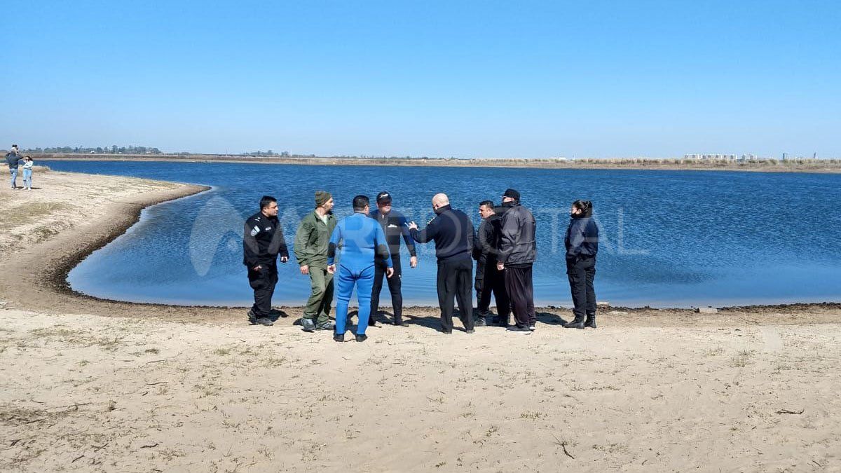 Fuerte operativo en la orilla de la laguna para encontrar a las tres personas de 77, 45 y 11 años que se hundieron dentro de la camioneta. 