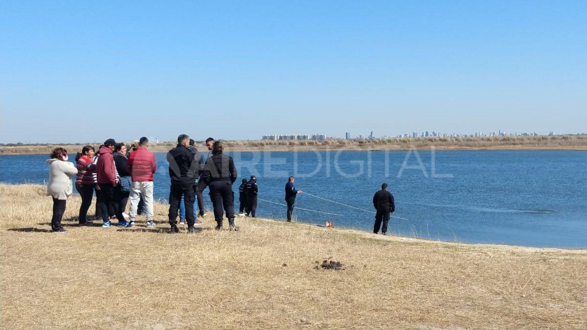 Parte de las tareas realizadas en el lugar para rescatar los cuerpos y sacar la camioneta del agua.
