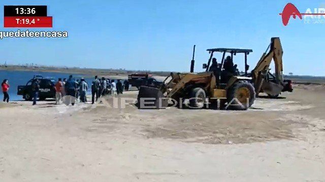 Se dificultan las tareas para extraer el vehículo que cayó a la laguna.