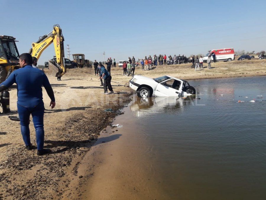 Momento en el que la camioneta salió del agua, con la ayuda de una retroexcavadora.