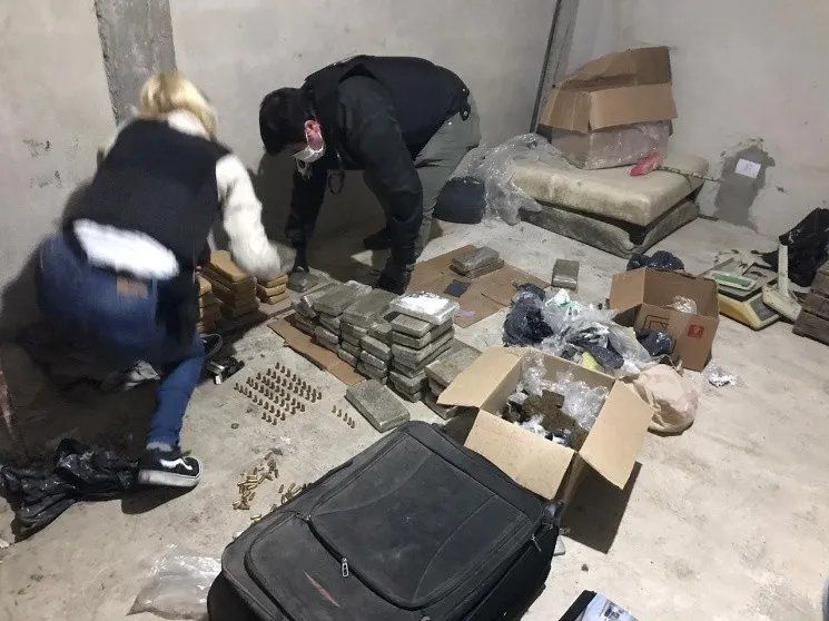 Galpón de acopio de drogas en Barracas- la policía encontró más de 54 kilos de marihuana y armas de fuego