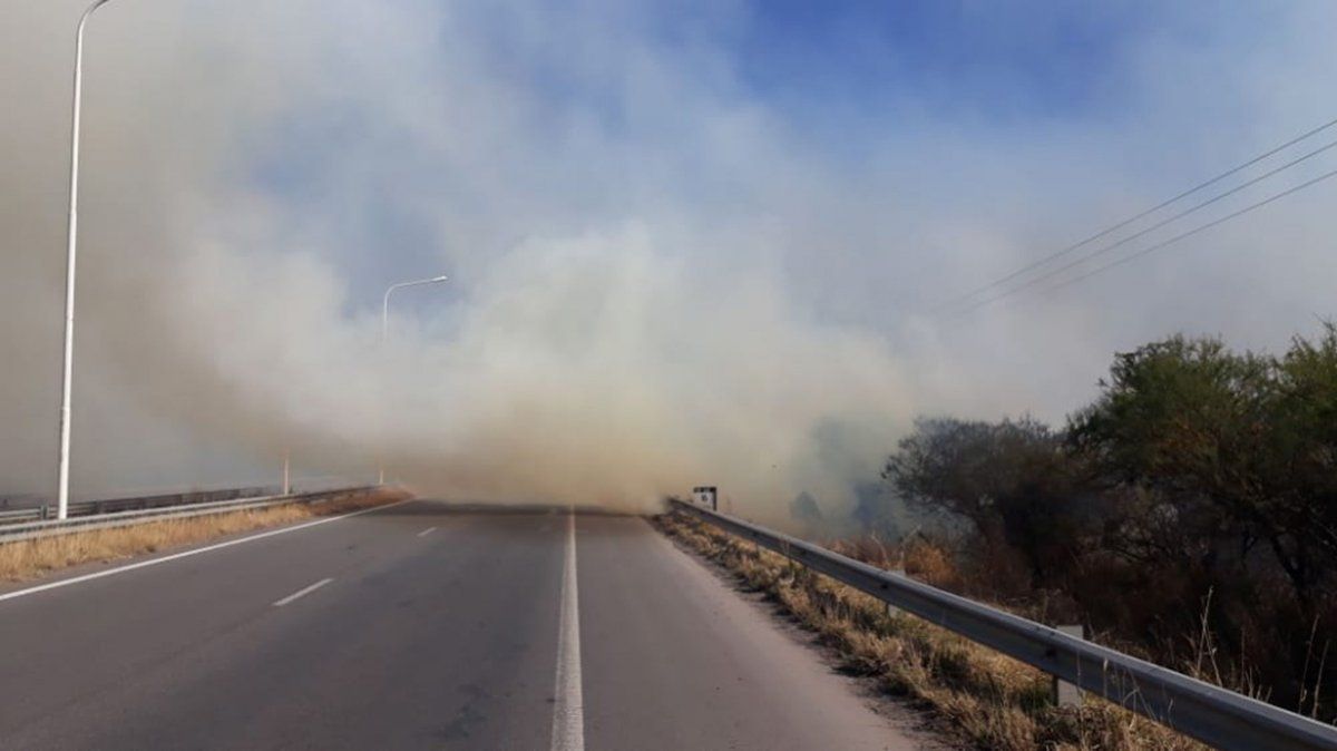 Durante el fin de semana, el tránsito en el Túnel Subfluvial estuvo intervenido y hasta cortado completamente por el humo proveniente de los incendios de pastizales. 