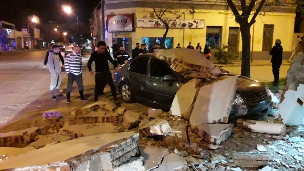 El Volkswagen Bora terminó su recorrido contra el frente de un negocio en la ciudad de San Justo