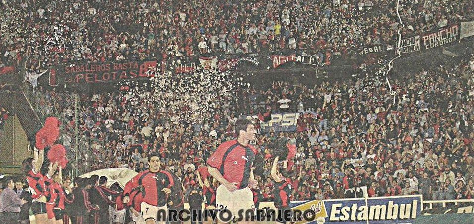 Colón ingresa al remodelado Brigadier López, antes de enfrentar a Nueva Chicago. Foto: Archivo Sabalero.