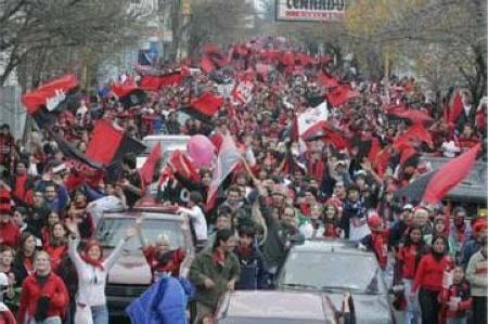 La caravana de los hinchas de Colón, llegando al Estadio Brigadier López.