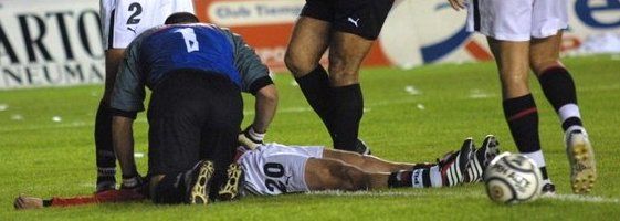 El arquero paraguayo César Velázquez intenta reanimar a Gabriel Migliónico, inconsciente. Inmediatamente fue derivado al Hospital José María Cullen.