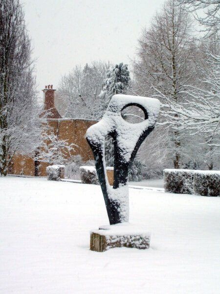  “Achaean” es una pieza que mide más de dos metros y en la época de invierno, la nieve se encarga de decorarla de blanco, mientras de fondo se observa la belleza de los árboles del Colegio de Santa Catalina, en Oxford.