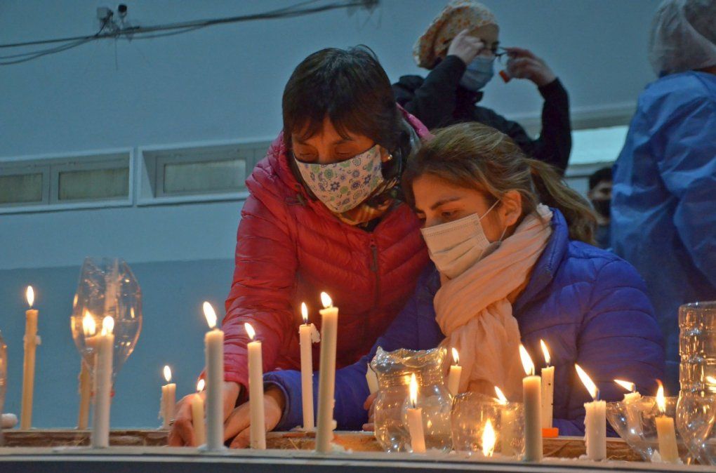 Prendieron velas por el enfermero jubilado que falleció por coronavirus en Río Gallegos. Las encendieron frente al hospital