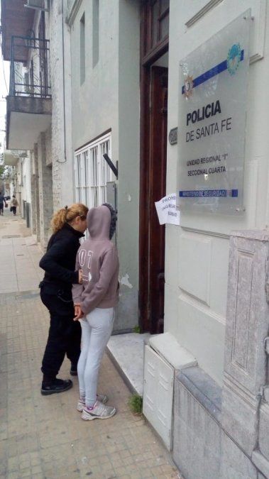 El momento en que la mujer aprehendida ingresaba a la Seccional Cuarta de policía