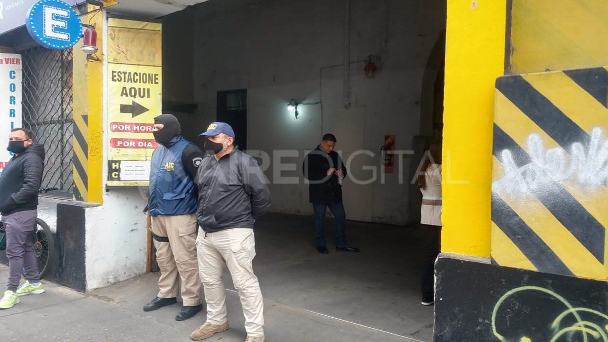 El fiscal federal dice que personas desconocidas estacionaban en una playa frente a la Galería Rivadavia, bajaban con cajas de cartón, ingresaban a las oficinas de Oldani y partían con rumbo desconocido.