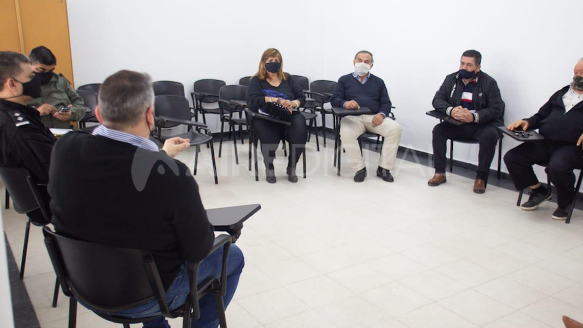De la reuni&oacute;n participaron funcionarios municipales, policiales y de Gendarmer&iacute;a, junto con remiseros