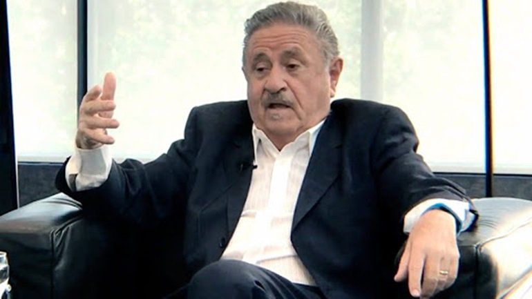 Eduardo Alberto Duhalde es un político, abogado y notario argentino. Ocupó la vicepresidencia de la Nación durante el primer mandato de Carlos Saúl Menem, aunque renunció a este cargo para asumir.