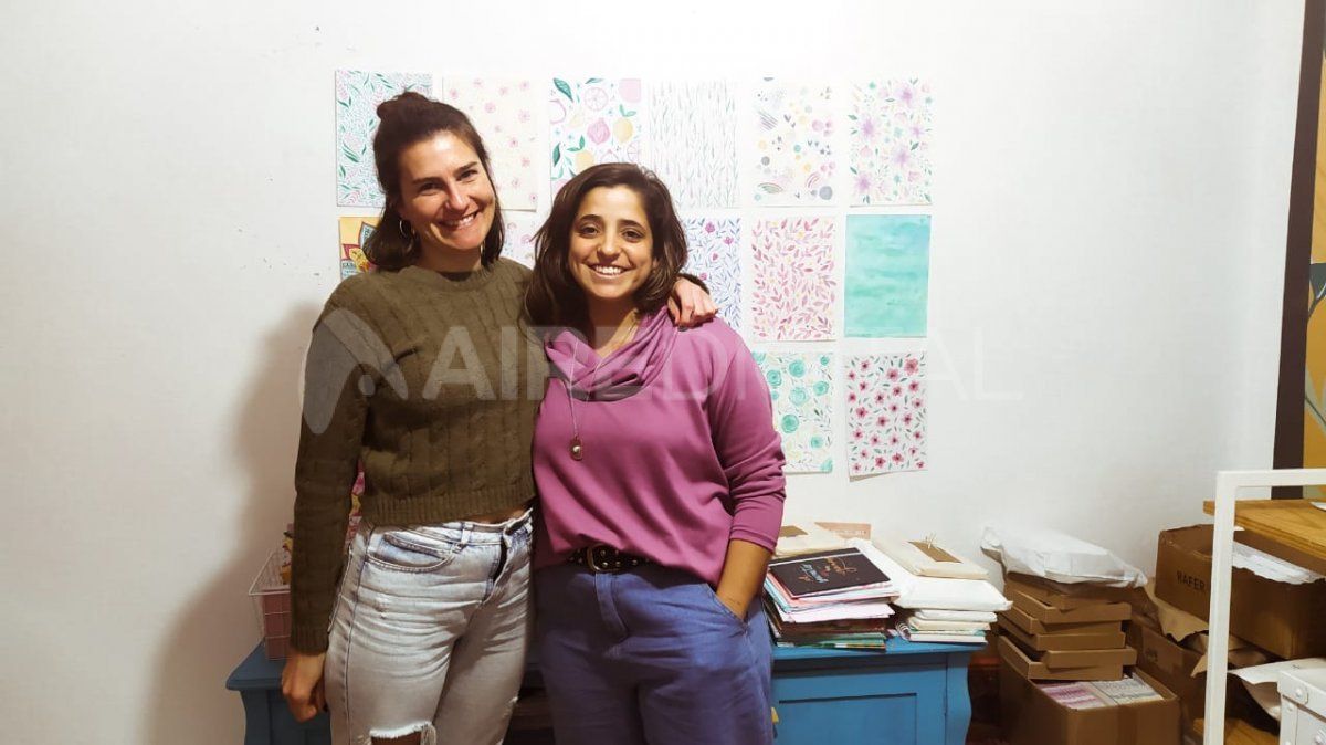 Pauli junto a Eve, quien trabaja junto a ella en la producción de los cuadernos.