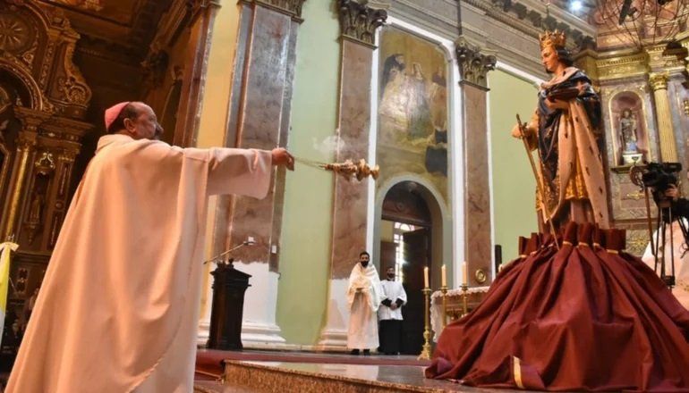 Iglesia de San Luis, en pos de la inclusión, celebró misa patronal con participación de transexual