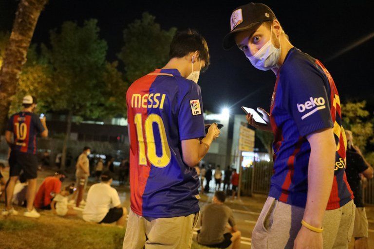Simpatizantes del Barça se autoconvocaron en el estadio tras la noticia de la posible salida de Messi.